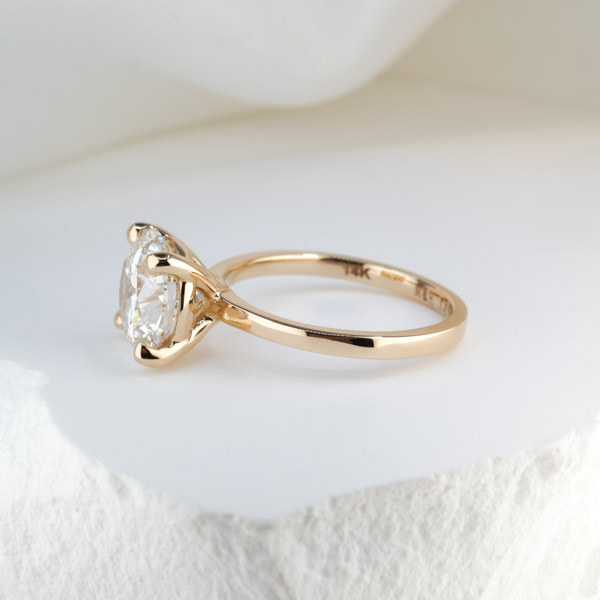 Do Amore classic engagement ring with round diamond