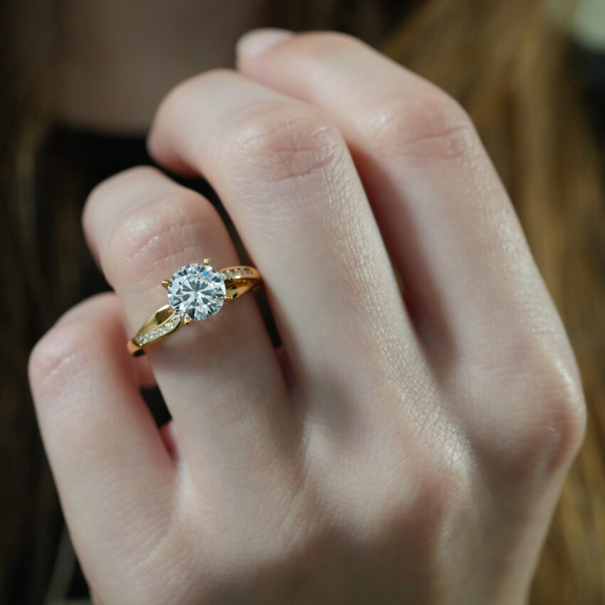 Video of ribbon engagement ring in lifestyle