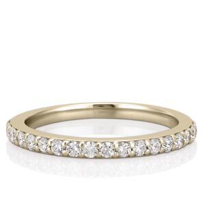 shared-prong-wedding-band-with-round-diamonds-in-yellow-gold