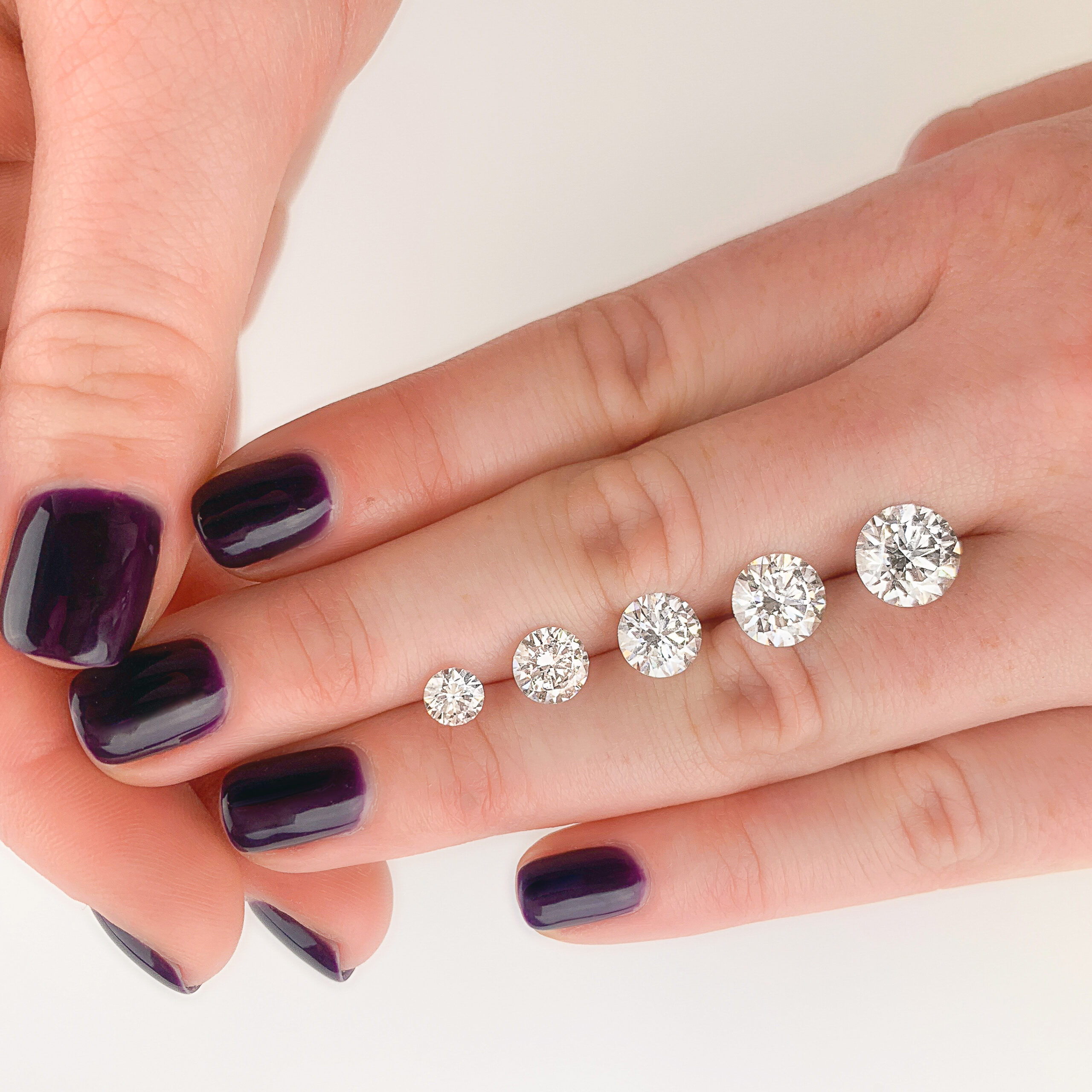 Different diamond sizes on fingers