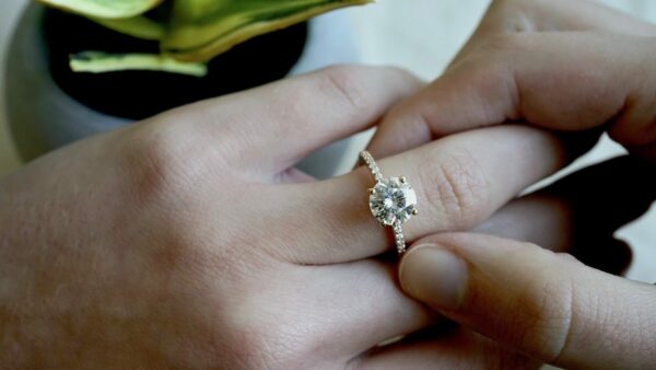 cropped-classic-round-engagement-ring
