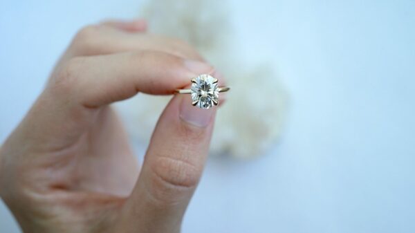 cropped-clean-engagement-ring-oval-moissanite