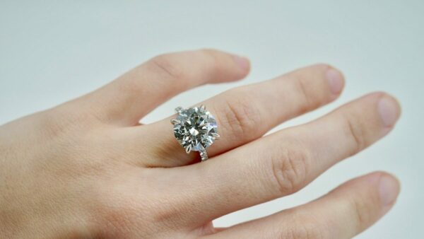 cropped-ethical-round-diamond-engagement-ring-with-side-stones