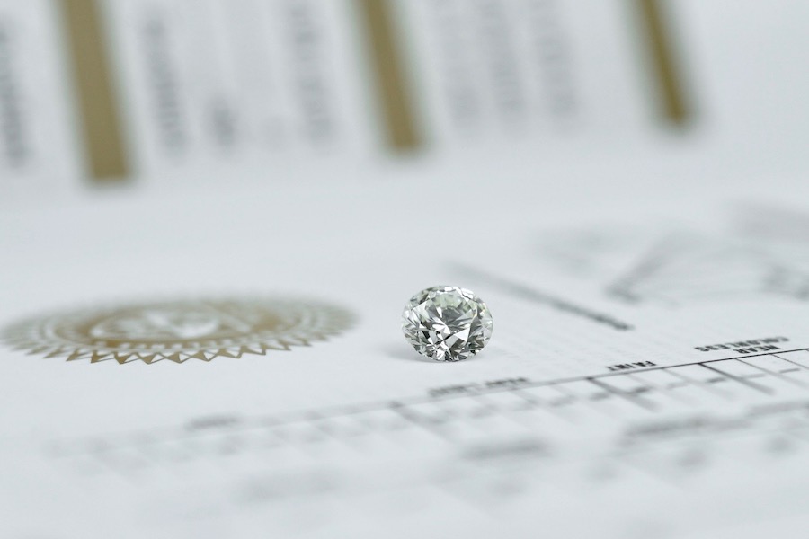 round diamond on top of gia certificate