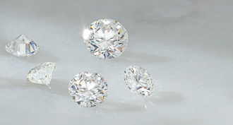 http://loose%20round%20diamonds%20sparkling%20on%20white%20surface