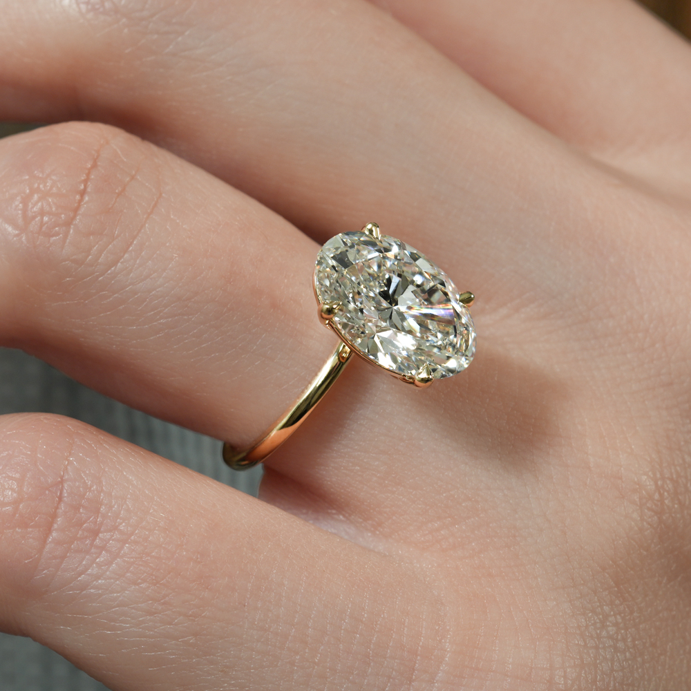 engagement ring in guide diamond color