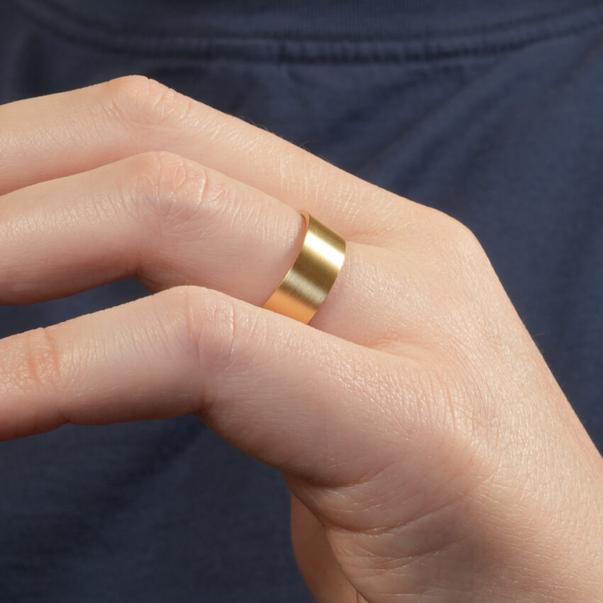 Angle view of flat matte band lifestyle