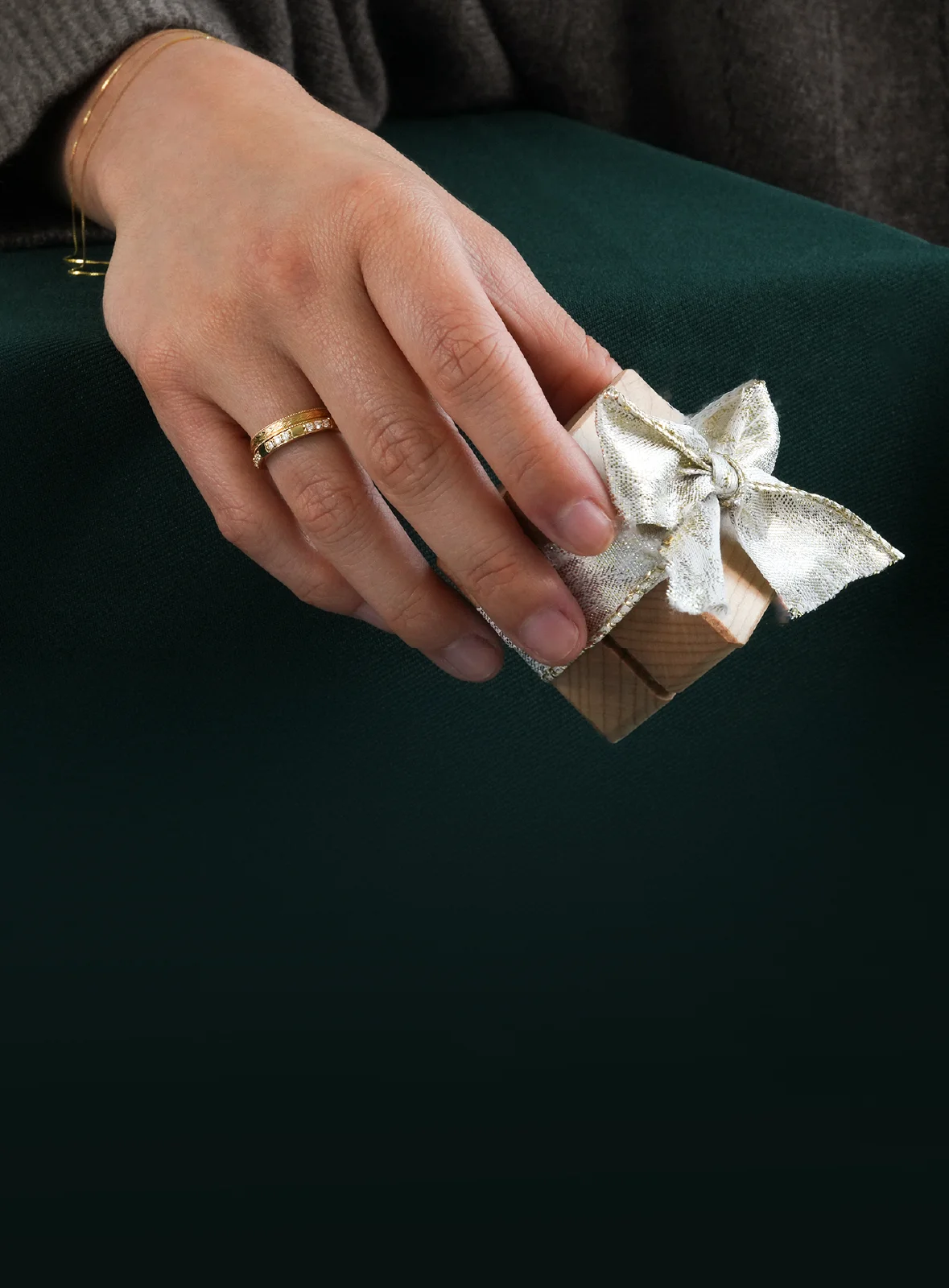 Woman holding a small gift box – Do Amore Holiday Gift Guide Banner