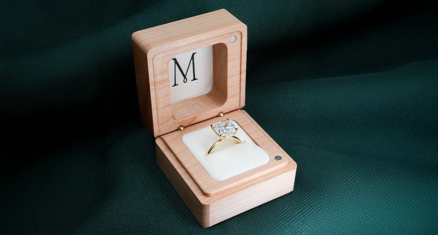 engagement-ring-sustainable-packaging-closeup-doamore2