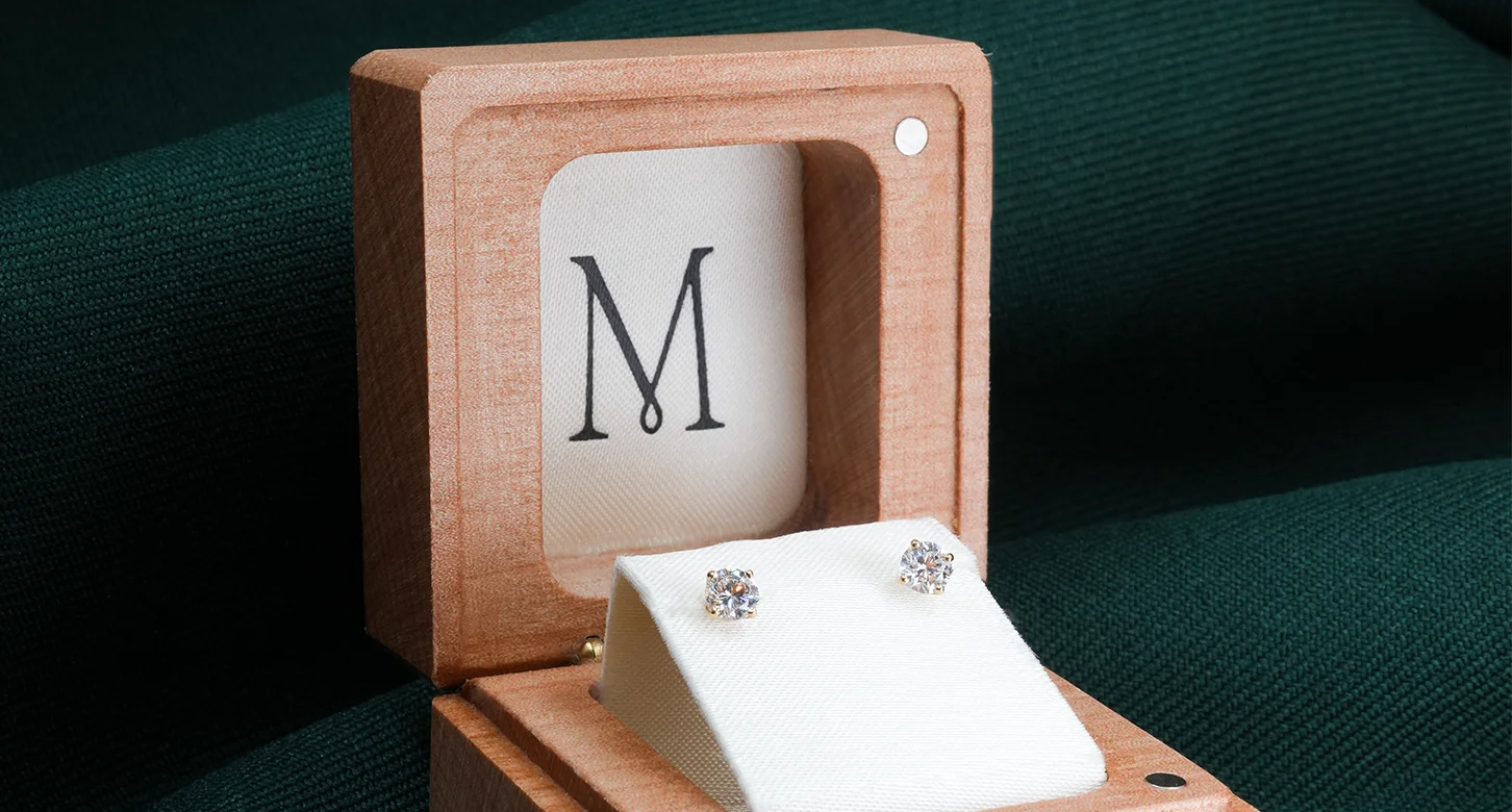 Earrings-sustainable-packaging-closeup-doamore2