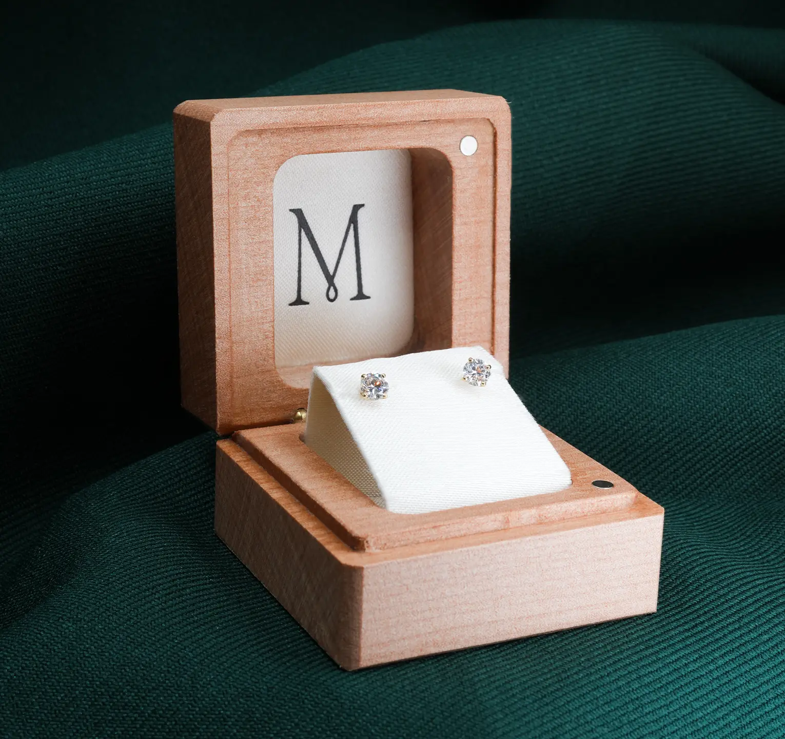 Earrings-sustainable-packaging-doamore-box-open