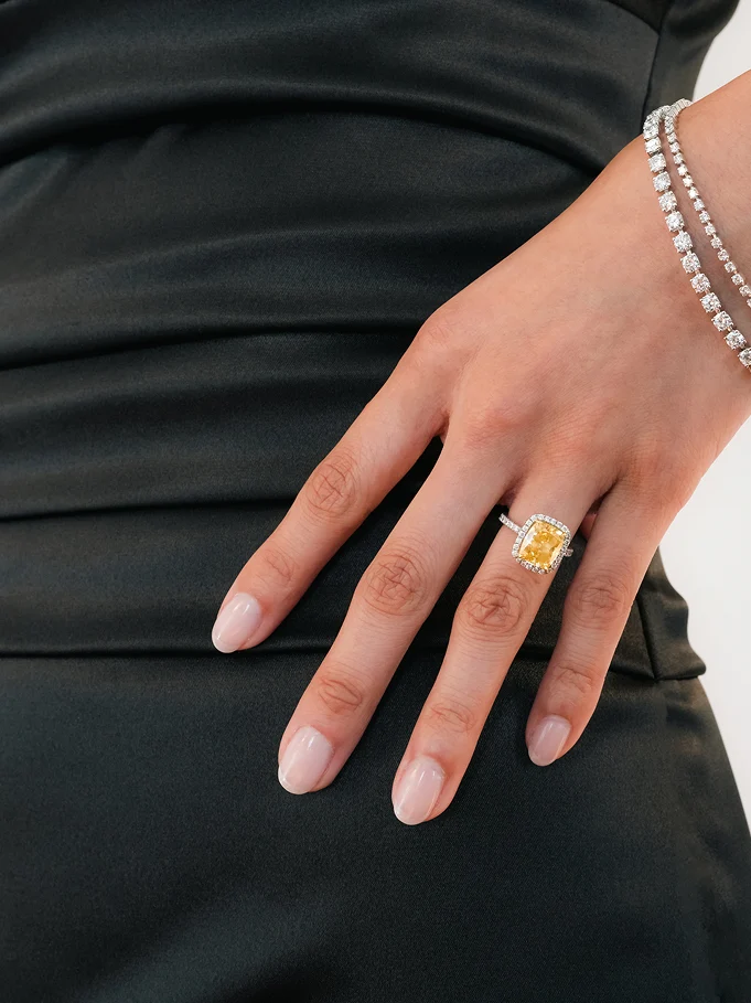 Engagement-spotlight-desk