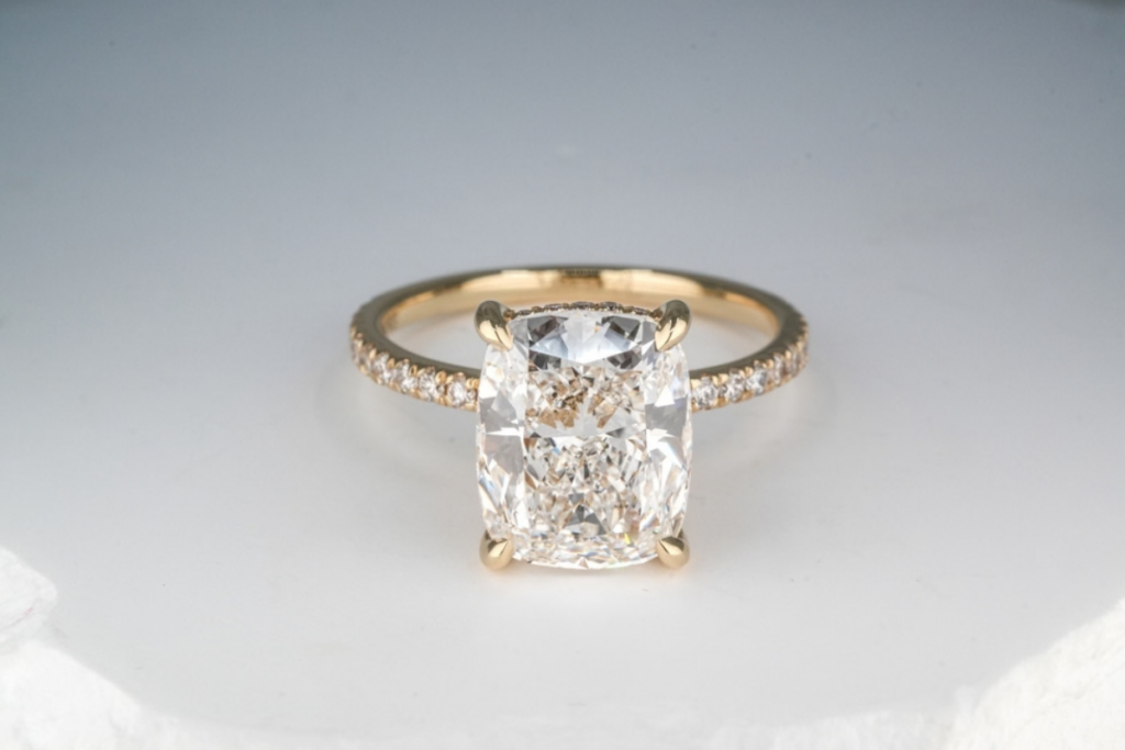 Lab-grown diamond beside a mined diamond with energy, water, and land impact symbols